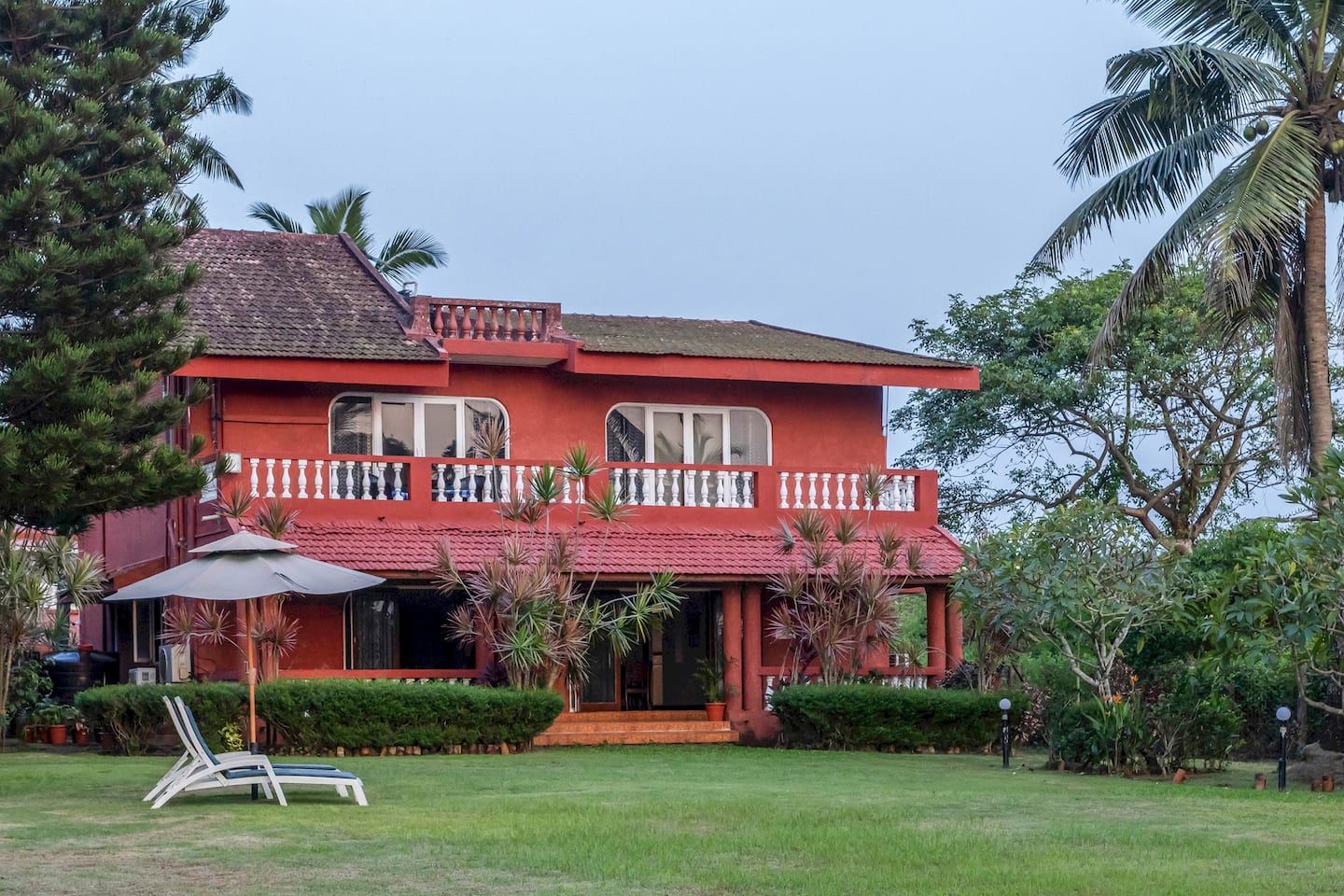 Jasminn, 3BHK Seaview Villa with Private Beach Walkway in Cansaulim